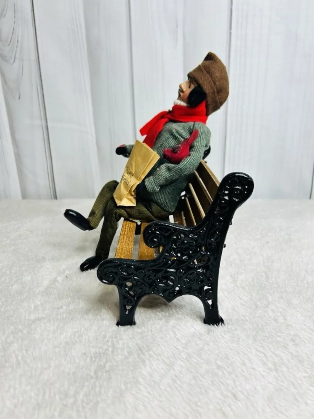 Byers Choice The Carolers Man Feeding Birds Cast Iron Park Bench Vintage 1997